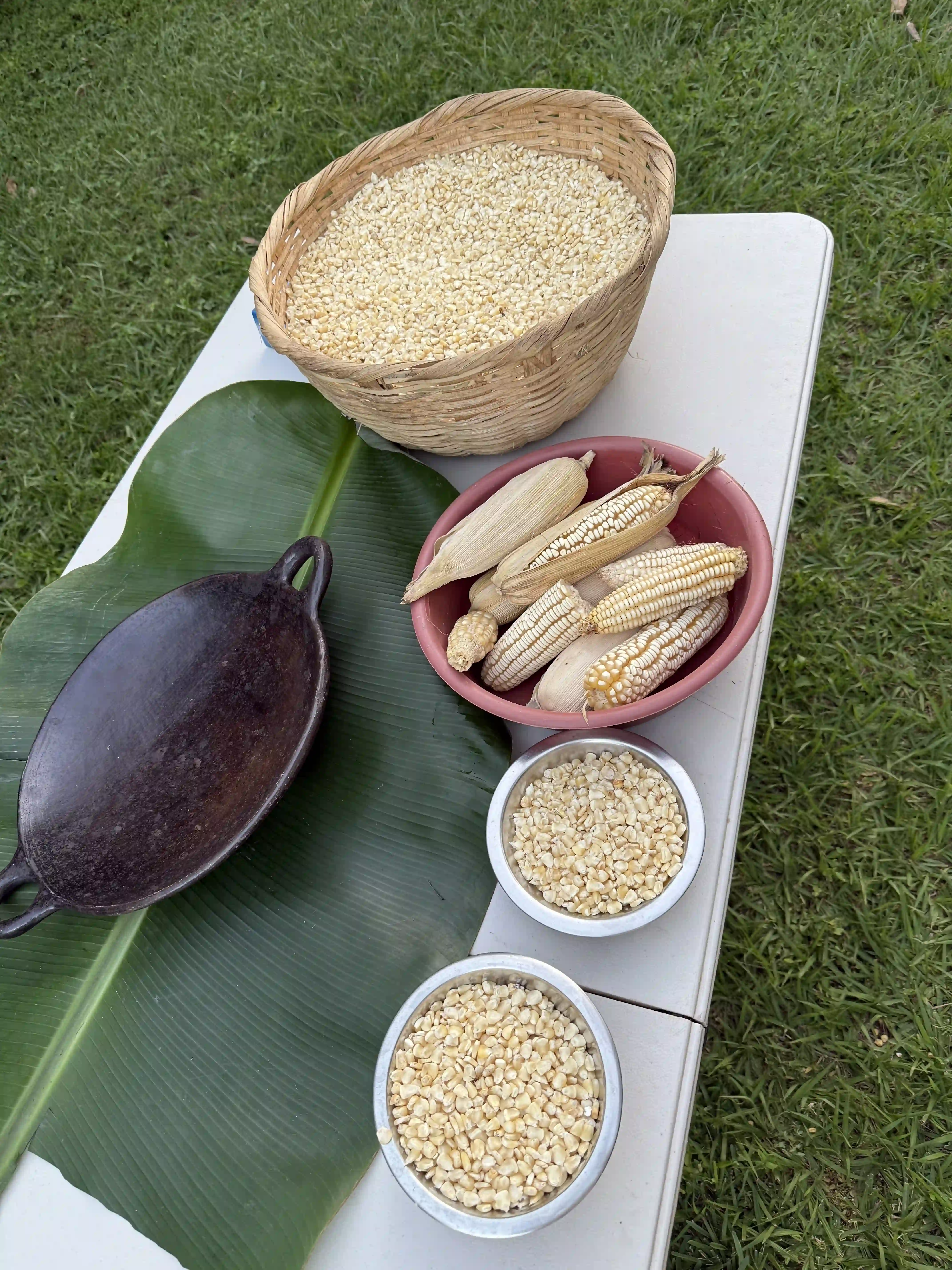 Taller de pupusas en el Lago de Coatepeque
